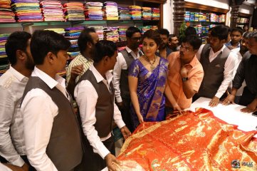 Raashi-Khanna-Launches-Kasam-Pullaiah-Cloth-Merchant-in-Warangal